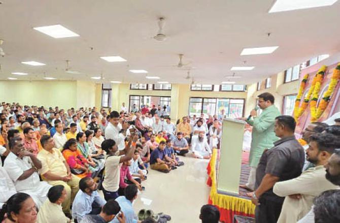 BJP leader Prasad Lad speaking at a condolence meeting held in Dharavi. Photo: INN