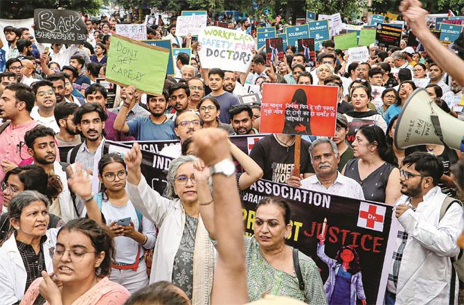 In New Delhi, doctors took out a protest rally and raised slogans against the Kolkata Sanha. Photo: PTI