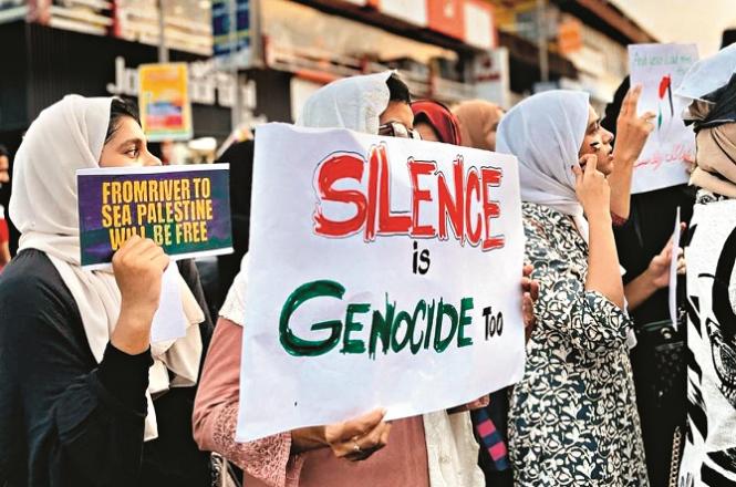 Muslim women protesting the massacre in Palestine. Photo: INN