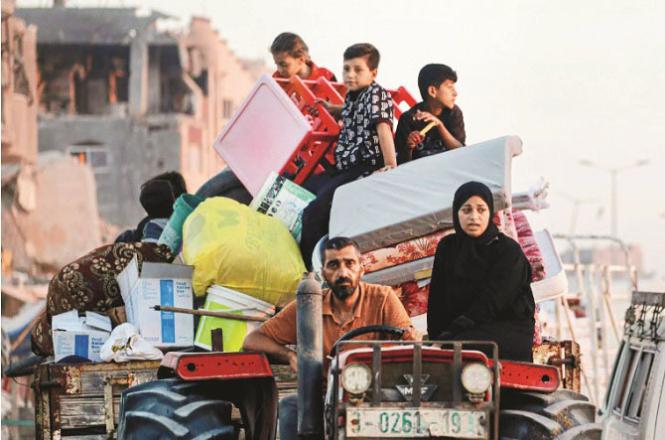 Due to Israeli attacks, Palestinians are forced to move with their children and belongings again and again. Photo: INN