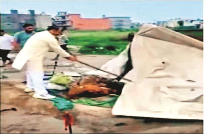 Pinky Chaudhary attacking a hut in Ghaziabad. Photo: INN