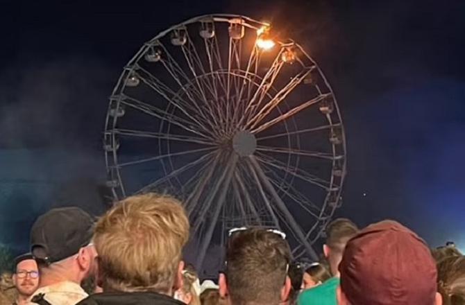 Two of the Ferris wheel`s carousels are on fire. Photo: INN.