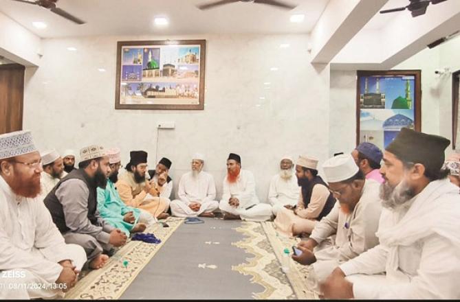 In a meeting held in Ghoghari Mohalla, Ulama Waimah mosques were discussing. Photo: INN