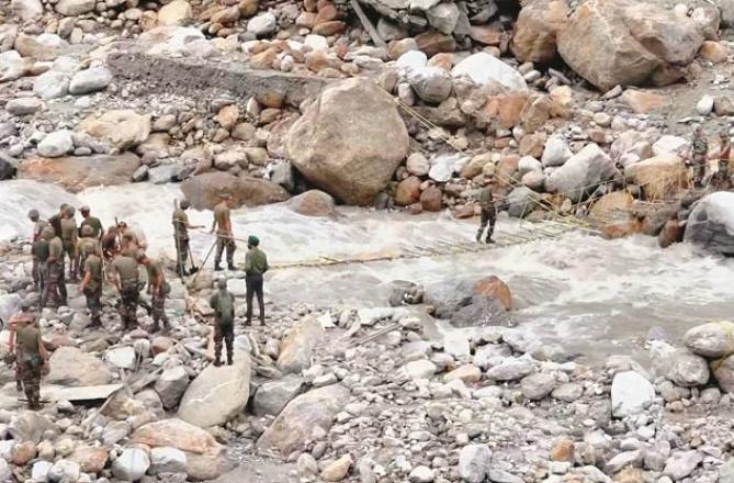 Army jawans engaged in a search operation in Samij village of Rampur Sub-Division of Himachal Pradesh. Photo: PTI