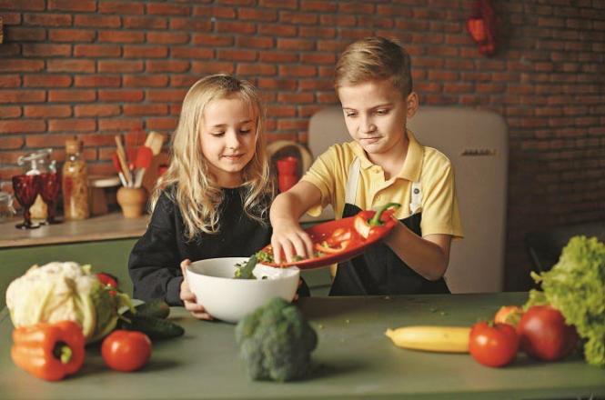 Children can be asked to help in food preparation. Photo: INN