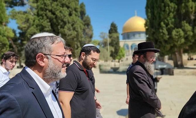 Extremist Israeli Minister  Itamar Ben-Gvir along with other Jews in Al-Aqsa Mosque. Photo: X