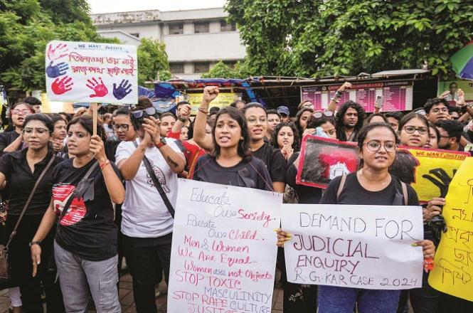 Youth protesting at the Fine Art Academy in Kolkata. Photo: PTI