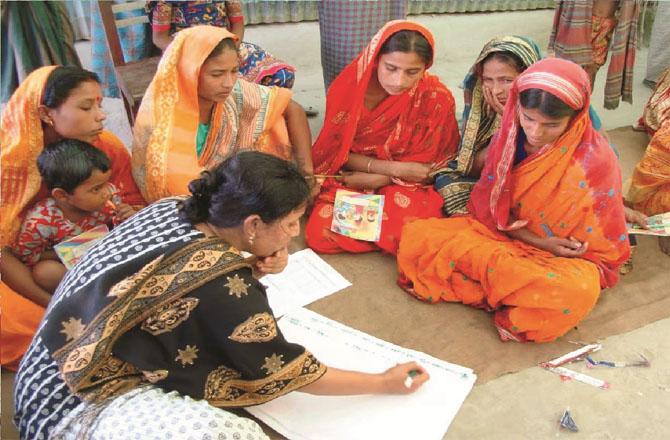 A woman worker explaining the scheme to women. Photo: INN