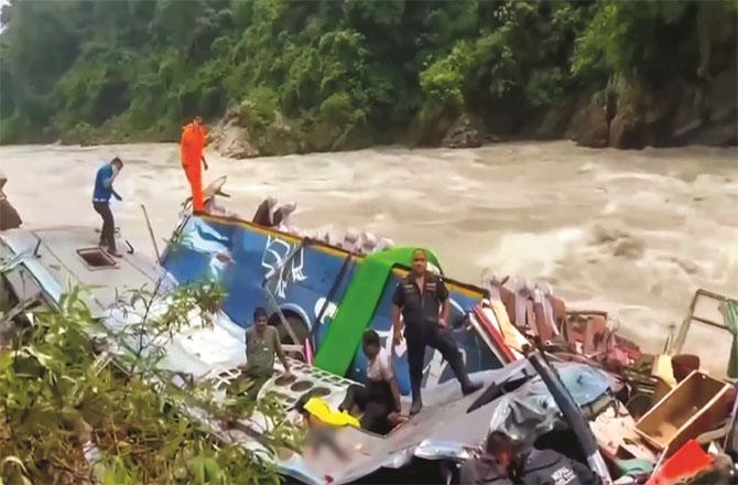 Rescue team personnel are trying to find the passengers in the water. Photo: PTI