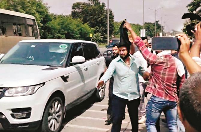 Workers of Police Boys are protesting in front of Nitish Rane`s car. Photo: INN.