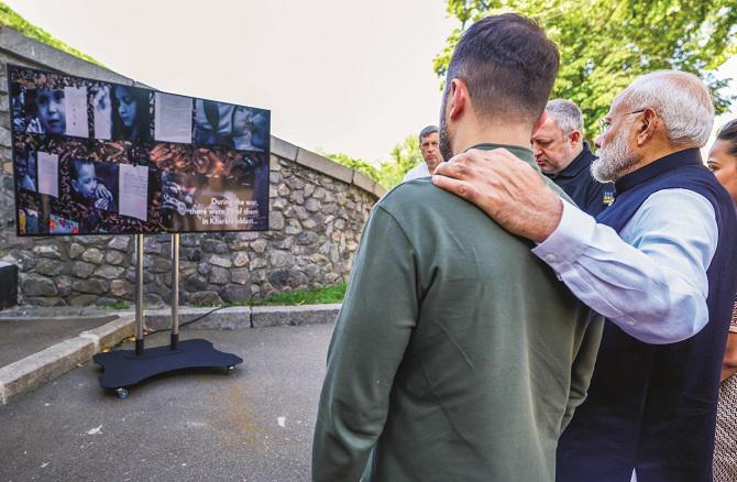 While watching the video about the destruction of the war, the eyes of the Ukrainian President Zelensky were filled, on this occasion, the Prime Minister put his hand on his shoulder and tied it. Photo: INN