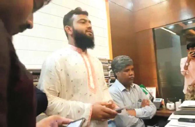 The students first recited the Holy Quran in the presence of Dhaka University Dean Professor Dr. Abdul Basheer and then asked him to resign. Photo: INN