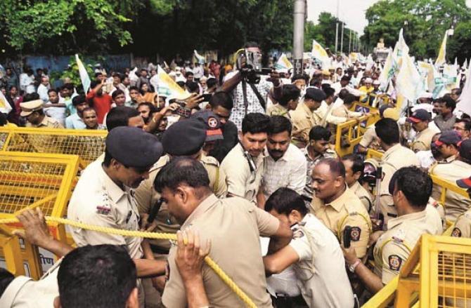 The police had to work hard to stop the protestors. Photo: INN