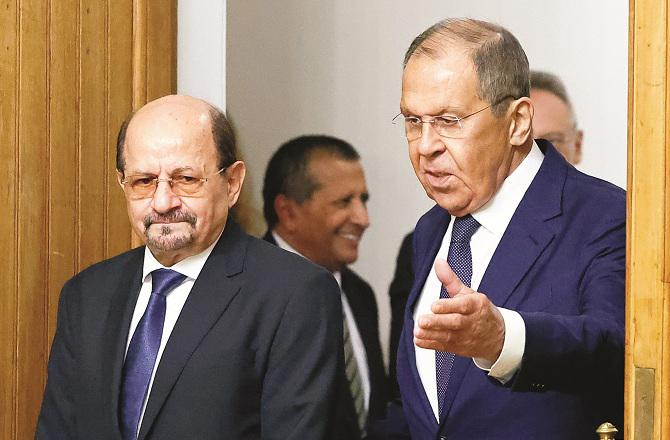 Russian Foreign Minister Sergei Lavrov welcoming Yemeni Foreign Minister Shaya Mohsin. Photo: PTI.