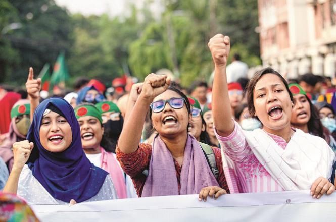 Students of Dhaka University are protesting for action against Sheikh Hasina. Photo: INN