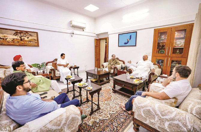 Uddhav Thackeray with Kharge, Rahul and KC Venugopal in Delhi. (PTI)