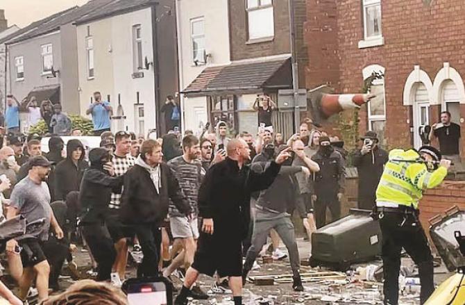 Right-wing extremists protest outside a mosque in Britain. Photo: INN