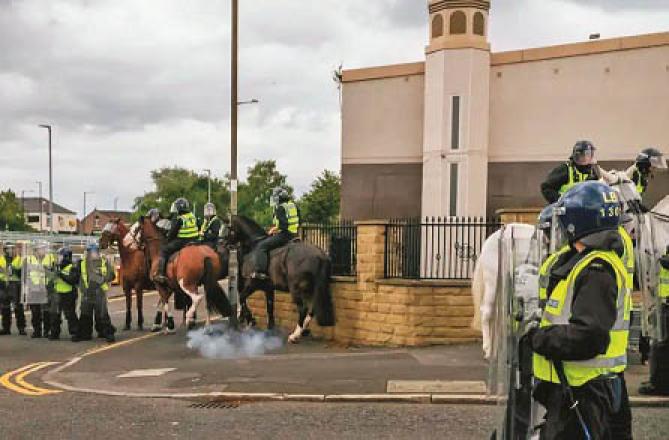 A strict police guard is seen outside a mosque in Britain. Photo: INN