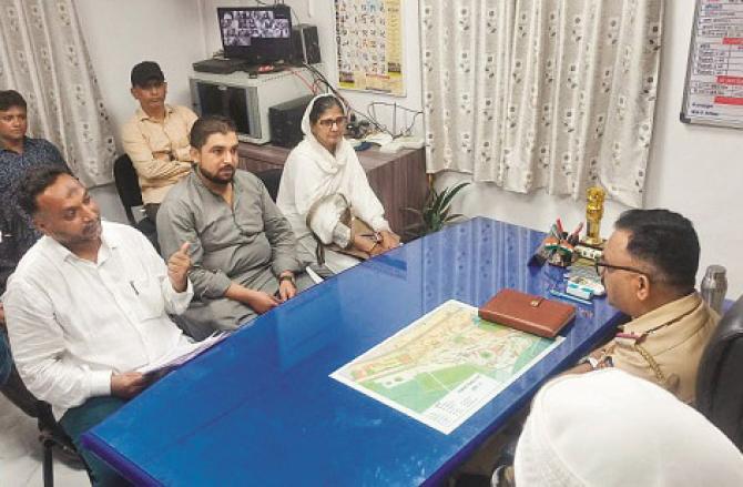 Members of the delegation talking to Senior Inspector of Kharoli Police Station Sudhir Hardekar. Photo: INN