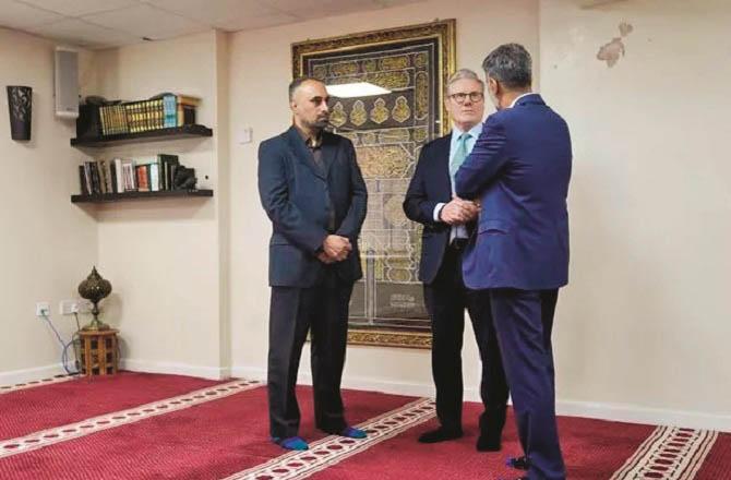 The British Prime Minister met with Muslims and other minorities in a mosque in the West Midlands on August 8. Photo: INN