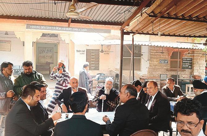 Raza Academy delegation discussing in the court of Ajmer. Photo: INN