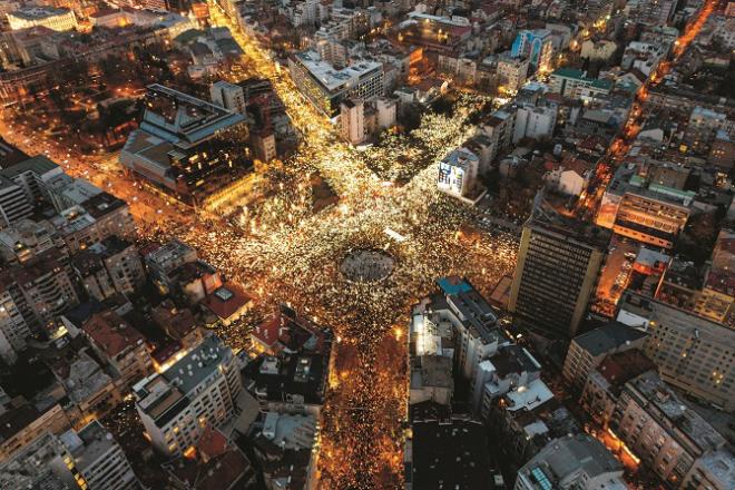 This scene was seen in the central area of ​​Belgrade on Sunday night, protesters came from all sides and the city echoed with slogans against the government. Photo: INN