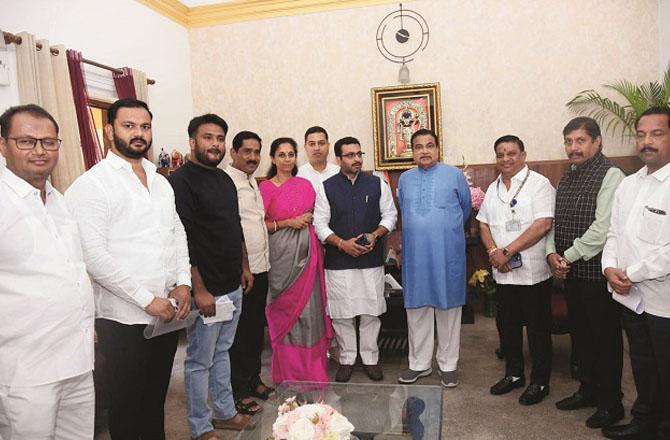 The MPs and leaders included in the delegation met Union Minister Nitin Gadkari in Delhi. Photo: INN