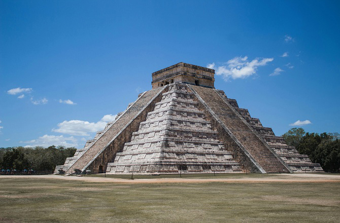 چیچن ایتزا (Chichen Itza)میکسیکو میں واقع اہرام نما یہ عمارت &rsquo;&rsquo;مایا&lsquo;&lsquo; قبیلے نے بنائی تھی۔ یہ ایک قدیم عمارت ہے جسے اب تک اچھی طرح محفوظ کرکے رکھا گیا ہے۔ مایا شہر چیچن اٹزا کی سب سے مشہور عمارتوں میں سے ایک عظیم اہرام ہے جسے ایل کاسٹیلو (کیسل) کہا جاتا ہے۔ اسے &rsquo;&rsquo;کوکولان&lsquo;&lsquo;(Kukulc&aacute;n) کا اہرام بھی کہا جاتا ہے۔