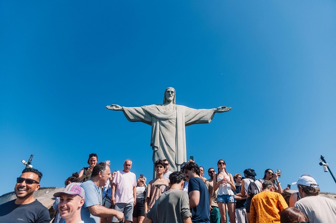 کرائسٹ دی ری ڈیمر (Christ The Redeemer)۱۲۵؍ فٹ بلند یہ مجسمہ ریو دی جنیریو میں پہاڑ کی چوٹی پر بنایا گیا ہے۔کرائسٹ دی ریڈیمر مجسمہ دنیا کی تاریخ میں اب تک کا سب سے بڑا آرٹ ڈیکو ڈیزائن ہے۔ مجسمے میں یسوع کو بازو کھلے ہوئے دکھایا گیا ہے جو خیر مقدم اور امن کی علامت ہے۔ اس کی تعمیر ۱۸۵۰؍ میں پادری پیڈرو ماریو نے شہنشاہ پیڈرودوم کی بیٹی شہزادی ازابیل کے اعزاز میں تجویز کی تھی۔