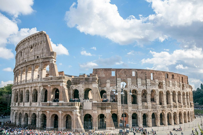 کلوزیم ( Colosseum)پہلی صدی میں روم، اٹلی میں یہ ایمفی تھیٹر بنایا گیا تھا جس میں ۵۰؍ ہزار سے زیادہ لوگوں کو بیٹھنے کی گنجائش ہے۔ اس شاندار عمارت میں ۸۰؍ داخلی راستے تھے۔ شائقین یہاں کھیلوں کی تقریبات اور کھیل دیکھنے آتے تھے۔&nbsp; کولوزیم قدیم روم کے قلب میں شہنشاہ ویسپاسین کے دور میں ۷۲؍صدی عیسوی اور ۸۰؍عیسوی کے درمیان تعمیر کیا گیا تھا۔