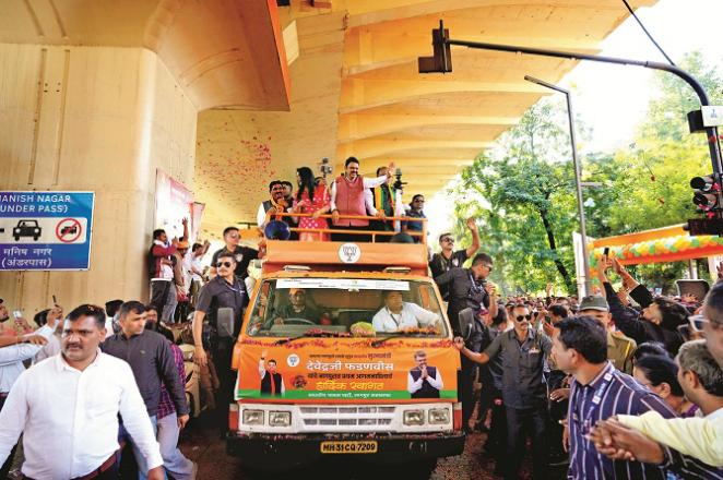 Convoy of Chief Minister Devendra Farnavis during procession in Nagpur. Photo: INN