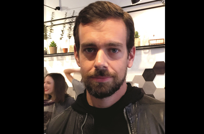 جیک ڈورسی (Jack Dorsey): جیک ڈورسی نے ٹویٹر قائم کیا تھا جسے بعد میں ایلون مسک نے خرید لیا۔ جیک فی الحال &rsquo;&rsquo;اسکوائر&lsquo;&lsquo; نامی سافٹ ویئر کمپنی کے سی ای او ہیں۔ جیک صبح ۵؍ بجے بیدار ہوتے ہیں۔ اٹھتے ہی کم سے کم ایک گھنٹہ جاگنگ کرتے ہیں۔ صبح ساڑھے ۷؍ بجے دفتر کیلئے پیدل نکلتے ہیں تاکہ چہل قدمی کے دوران کوئی پوڈ کاسٹ سن سکیں یا اپنی کمپنی کو بہتر بنانے کیلئے کچھ نیا سوچ سکیں۔۹؍ بجے سے کام میں لگ جاتے ہیں۔ ساڑھے ۶؍ بجے وہ ڈنر کرلیتے ہیں۔ دن بھر میں ایک ہی مرتبہ کھانا کھاتے ہیں۔ پیر سے جمعہ ان کا یہی شیڈول رہتا ہے۔ سنیچر کو چھٹی کرتے ہیں اور اتوار کو اگلے ہفتے کا منصوبہ تیار کرتے ہیں۔