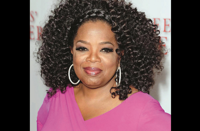 اوپرا وِنفرے (Oprah Winfrey): اوپرا ونفرے کا شمار دنیا کی طاقتور ترین خواتین میں ہوتا ہے۔ اوپرا &rsquo;&rsquo;ہارپو اسٹوڈیو&lsquo;&lsquo; کی مالک ہیں۔ ان کا ٹاک شو کافی مشہور ہے۔اوپرا وانفرے الارم کے بغیر بیدار ہونے پر یقین رکھتی ہیں اس لئے ان کی صبح ۶؍ سے ۶؍ بجکر ۲۰؍ منٹ کے درمیان ہوتی ہے۔اٹھتے ہی چہل قدمی کیلئے جاتی ہیں، اس دوران صبح کی پہلی کافی پیتی ہیں اور تحریک دینے والے ۵؍ &nbsp;اقوال پڑھتی ہیں۔ ساڑھے ۸؍ تک صبح کے تمام کام مکمل کرکے ۹؍ بجے کسرت کرتی ہیں۔ ساڑھے ۱۰؍ بجے سے اپنے باغ میں کام شروع کرتی ہیں اور لنچ تک وہیں رہتی ہیں۔ ڈیڑھ سے شام ۶؍ بجے تک اپنے دفتری کاموں میں مصروف ہوجاتی ہیں۔۱۰؍ بجے سوجاتی ہیں۔