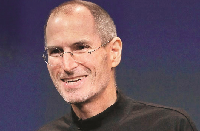 اسٹیو جابس (Steve Jobs): دنیا کی سب سے بڑی ٹیکنالوجی کمپنی ایپل کے بانی اسٹیو جابس کا شمار اس شعبے کی اہم اور معروف شخصیات میں ہوتا تھا۔ اسٹیو جابس صبح ۶؍ بجے بیدار ہوتے تھے اور پہلے ایک گھنٹے میں دفتر میں انجام دیئے جانے والے کاموں پر نظر ثانی کرتے تھے۔ساڑھے ۷؍ بجے خاندان کے ساتھ ناشتہ کرتے تھےاور ۹؍ بجے دفتر پہنچ جاتے تھے۔ لنچ سے پہلے تک وہ ۸۰؍ فیصد کام مکمل کرلینے پر یقین رکھتے تھے۔ لنچ کے بعد اہم میٹنگوں میں شرکت کرتے تھے اور ساڑھے ۵؍ بجے خاندان کے ساتھ ڈنر کرلیتے تھے۔ ساڑھے ۶؍ بجے سے کچھ وقت تک چہل قدمی کرنے کے بعد ۱۰؍ بجے سوجاتے تھے۔