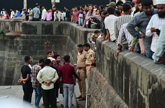 Crowds of people can be seen at the Gateway of India. Photo, Inquilab, Shadab Khan