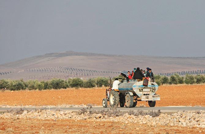 A Syrian family migrating from the outskirts of Hama. Photo: INN