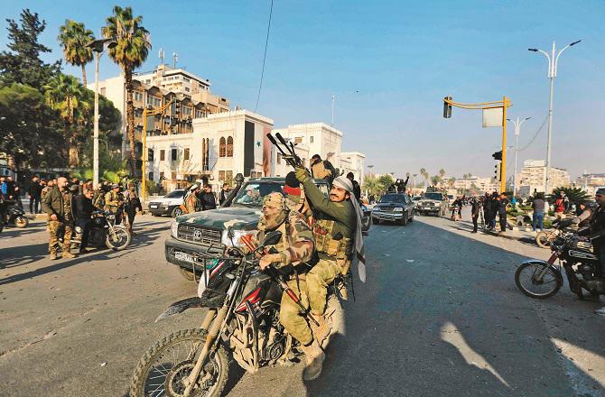 After capturing Hama, the rebels surrounded the entire city and announced the occupation by firing in the air. Photo: INN