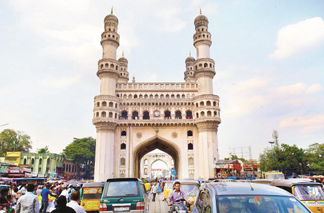 چار مینار (Charminar): چار مینار کو ۱۵۹۱ء میں شاہی خاندان کے پانچویں حکمران نے تعمیر کروایا تھا۔ اس کا تعمیراتی کام ایک سال میں مکمل ہوگیا تھا۔ اسے اس وقت تعمیر کیا گیا جب شاہی خاندان نے گولکنڈہ سے اپنا دارلخلافہ حیدرآباد منتقل کردیا۔ مقامی لوگوں کا خیال ہے کہ چار مینار سے گولکنڈہ قلعہ تک جانے کیلئے خفیہ سرنگ بھی بنائی گئی ہے۔ تاہم، انہیں صرف قیاس آرائیاں ہی کہا جاسکتا ہے کیونکہ مؤرخین نے اس تعلق سے کچھ بھی واضح نہیں کیا ہے۔&nbsp;