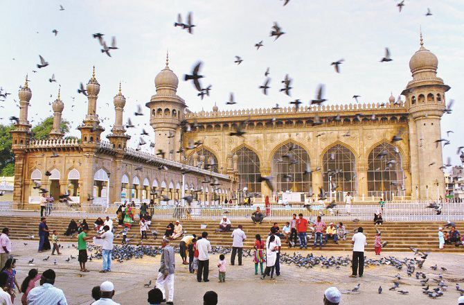 مکہ مسجد (Makkah Masjid): اس مسجد کا شمار حیدرآباد کی پرانی مسجدوں میں ہوتا ہے۔ یہ مسجد چار مینار سے چند میٹر کے فاصلے پر ہے۔ قطب شاہی خاندان کے پانچویں حکمراں محمد قلی قطب شاہ نے اس مسجد کی اینٹیں مکہ کی مٹی سے بنوائی تھیں۔ ان اینٹوں کا استعمال مسجد کا مرکزی محراب بنانے کیلئے کیا گیا تھا اس لئے اسے مکہ مسجد کہا جاتا ہے۔ محمد قلی قطب شاہ نے مسجد کی مناسبت سے اس کے اطراف شہر بسایا تھا۔ بالفاظ دیگر مسجد کو شہر کے مرکز میں تعمیر کیا گیا تھا۔&nbsp;