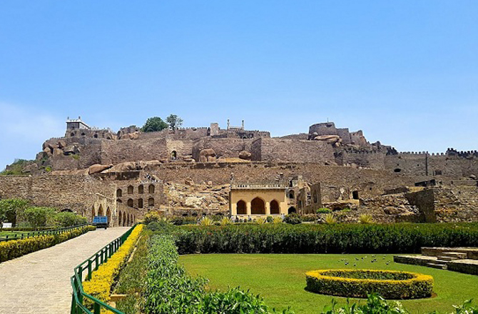 گولکنڈہ کا قلعہ(Golconda Fort): یہ حیدرآ باد شہر سے ۱۱؍ کلومیٹر دور ہے۔ اس قلعہ کو ۱۲؍ ویں صدی میں تعمیر کیا گیا تھا۔ یہاں ہیروں کی کان کنی کی جاتی ہے۔ کوہ نور، دی ہوپ ڈائمنڈ اور نورالعین کو اسی قلعے کے اطراف سے نکالا گیا تھا۔ ۱۰؍ کلومیٹر کے رقبہ میں ۴؍ قلعے ہیں۔ یہاں ہر دن لائٹ اور ساؤنڈ شو منعقد کیا جاتا ہے۔&nbsp;