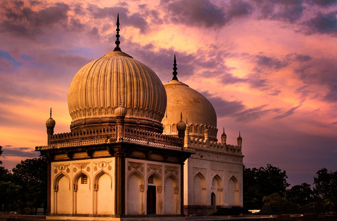 گنبدان قطب شاہی (Qutb Shahi tombs): گنبدان قطب شاہی گولکنڈہ، موجودہ حیدرآباد، دکن، میں واقع قطب شاہی سلطنت کے حکمرانوں کے مقابر ہیں۔ اِن مقابر کو قطب شاہی سلطنت کے طرزِ تعمیر کا شاہکار خیال کیا جاتا ہے۔ حیدرآباد، دکن، میں یہ مقابر قدیمی طرزِ تعمیر اور اسلامی معماری کے امتزاج کا نمونہ ہیں۔ یہ مقابر۱۵۴۳ء سے۱۶۸۷ء تک تعمیر کئے جاتے رہے۔ قطب شاہی سلطنت کے چھ حکمران اورحیات بخشی بیگم (یعنی کل ۷؍ افراد )یہیں مدفون ہیں۔ حیات بخشی بیگم پانچویں سلطان محمد قلی قطب شاہ کی صاحبزادی، چھٹے سلطان محمد قطب شاہ کی اہلیہ اور ساتویں سلطان عبد اللہ قطب شاہ کی والدہ ہیں۔ آٹھویں اور آخری قطب شاہی سلطان ابو الحسن قطب تانا شاہ کی قبر یہاں نہیں ہے، چونکہ ان کی وفات دولت آباد میں قید کی حالت میں ہوئی تھی اور وہ وہیں مدفون ہیں۔&nbsp;