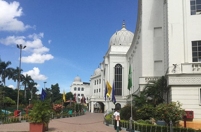 سالار جنگ میوزیم (Salar Jung Museum): سالار جنگ میوزیم ایک آرٹ میوزیم ہے جو حیدرآباد میں دریائے موسیٰ کے جنوبی کنارے پر دارالشفاء میں واقع ہے۔ یہ ہندوستان کے قابل ذکر قومی عجائب گھروں میں سے ایک ہے۔ اصل میں سالار جنگ خاندان کا ایک نجی آرٹ مجموعہ، سالار جنگ سوم کی موت کے بعد قوم کو دیا گیا تھا۔ اس کا افتتاح۱۶؍ دسمبر۱۹۵۱ء کو پنڈت جواہر لال نہرو کے ہاتھوں ہوا تھا۔ اس میں جاپان، چین، برما، نیپال، ہندوستان، ایران، مصر، یورپ اور شمالی امریکہ کے مجسمے، پینٹنگز، نقش و نگار، ٹیکسٹائل، مخطوطات، دھاتی نوادرات، قالین، گھڑیاں اور فرنیچر کا مجموعہ ہے۔ یہ دنیا کے سب سے بڑے عجائب گھروں میں سے ایک ہے۔&nbsp;