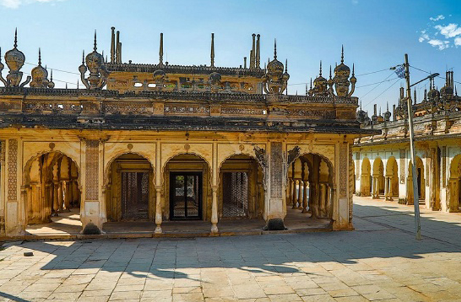 پائیگاہ مقبرے (Paigah Tombs): پائیگاہ مقبرے یا مقبرا شمس العمارہ، پائیگاہ خاندان کے مقبرے ہیں ، جو نظاموں کے سخت وفادار تھے، ان کے نیچے اور ان کے ساتھ ریاستی افراد، مخیر حضرات اور جرنیلوں کی حیثیت سے خدمات انجام دیتے تھے۔ پائیگاہ کے مقبرے حیدرآباد ریاست کے بڑے عجائبات میں سے ہیں جو اپنی تعمیراتی عمدگی کیلئے جانا جاتا ہے۔ پائیگاہ کا مرکز چارمینار حیدرآباد سے۴؍ کلومیٹر جنوب مشرق میں ایک پُرسکون محلے میں واقع ہے، پسال بانڈہ نواح میں ، سنتوش نگر کے نزدیک اویسی اسپتال سے ایک چھوٹی سی گلی میں یہ موجود ہے۔ یہ قبریں چونے اور مارٹر سے بنائی گئی ہیں جن میں سنگ مرمر کی خوبصورت نقش و نگار ہیں۔ یہ مقبرے ۲۰۰؍سال پرانے ہیں جو پائیگاہ رئیسوں کی کئی نسلوں کی آخری آرام گاہوں کی نمائندگی کرتے ہیں۔&nbsp;