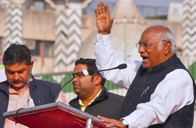 Congress President Mallikarjun Kharge speaking at Ramlila Maidan. Photo: INN.