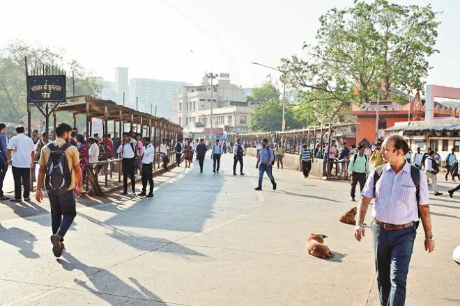 Distraught passengers at bus station near Kurla railway station. Photo: Shadab Khan