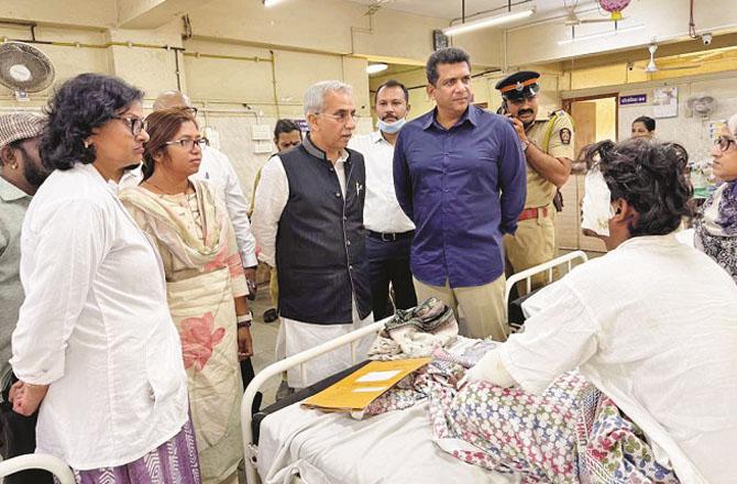 MLAs Aslam Sheikh, Amin Patel and Jyoti Gaikwad reached the hospital to meet the patients. Photo: INN