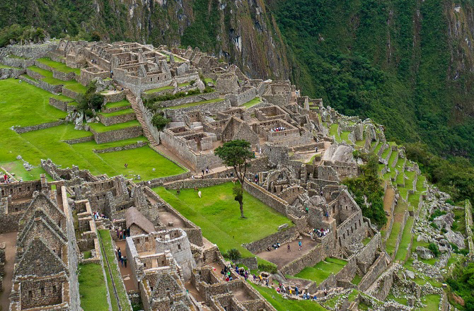 ماچو پیچو (Machu Picchu)اینڈیز پہاڑوں پر واقع ۱۵؍ ویں صدی کا یہ قصبہ کچھ عرصے قبل ہی دریافت کیا گیا تھا۔اینڈیس پہاڑوں میں سطح سمندر سے ۷؍ہزار فٹ سے زیادہ بلندی پر ماچو پچو پیرو کا سب سے زیادہ دیکھنے والا سیاحتی مقام ہے۔&nbsp; انکان (Incan) سلطنت کی علامت اور ۱۴۵۰؍صدی عیسوی کے ارد گرد تعمیر کیا گیا، ماچو پچو ۱۵۰؍سے زیادہ عمارتوں پر مشتمل ہے جن میں حماموں اور گھروں سے لے کر مندروں اور پناہ گاہوں تک شامل ہیں۔
&nbsp;