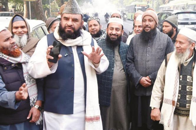 President of All India Imam Association Sajid Rashidi and others protesting. Photo: INN