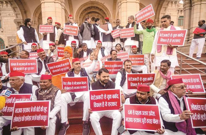 Members of the Samajwadi Party protested by carrying placards and placards at the gates of the Assembly. Photo: INN