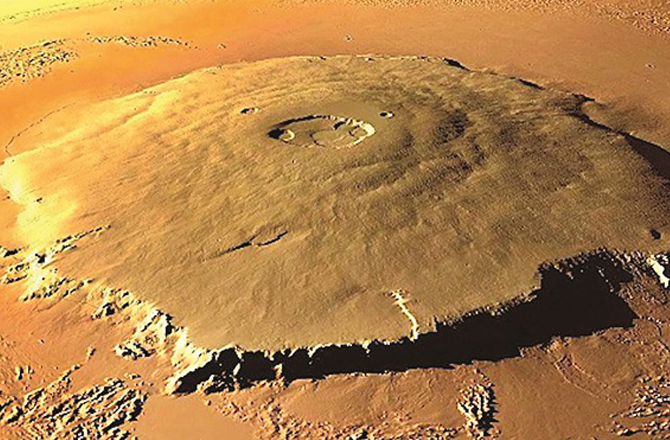 اولمپس مونس (Olympus Mons): اولمپس مونس ایک بلند ترین پگھلے ہوئے لاوے سے وجود میں آیا پہاڑ ہے جو نظام شمسی کا بلند ترین پہاڑ یا آتش فشاں ہے، یہ مریخ پر واقع ہے۔ اولمپس مونس ماؤنٹ ایوریسٹ سے ڈھائی گنا بڑا ہے۔&nbsp;